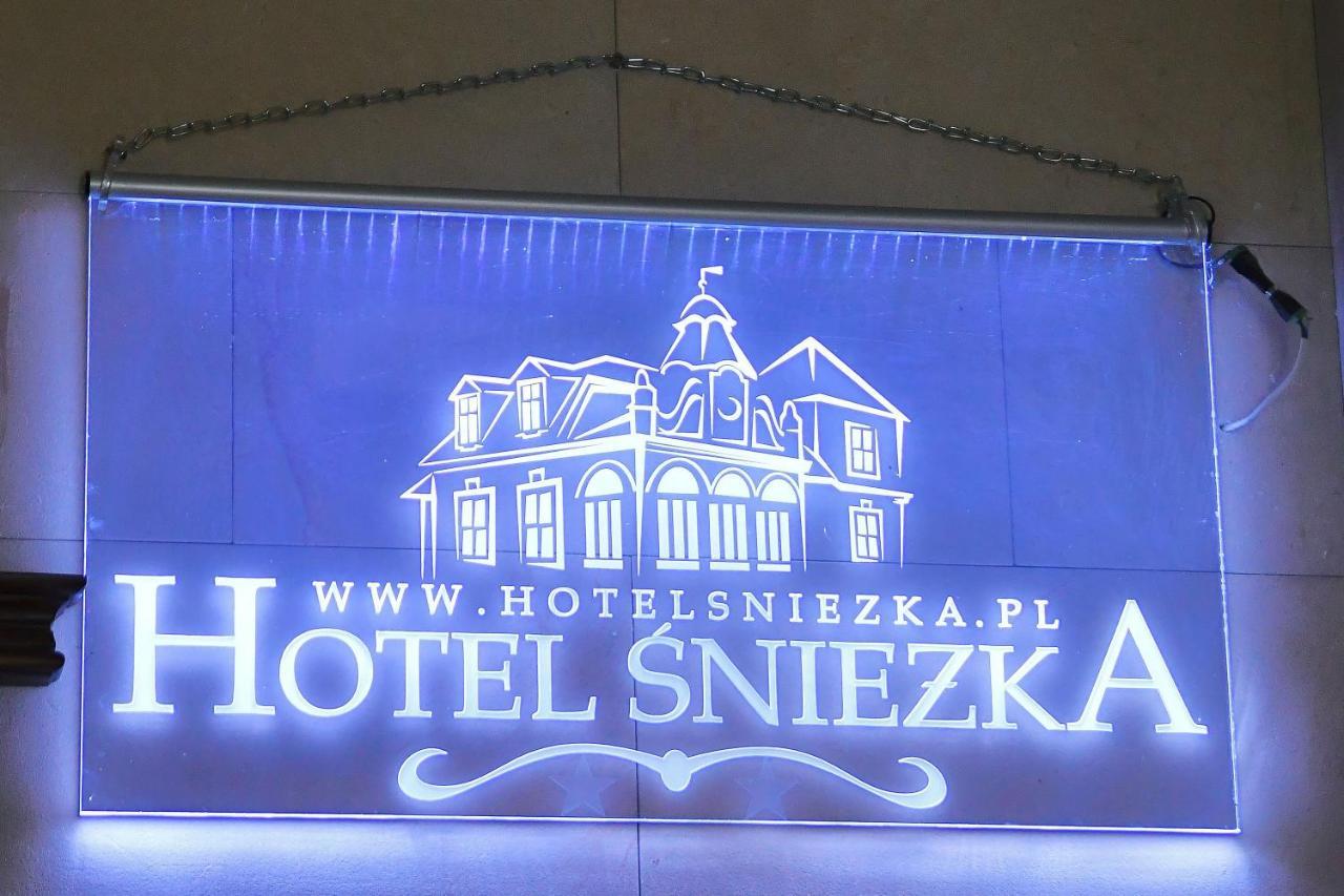 Sniezka Hotel Krosno Bagian luar foto